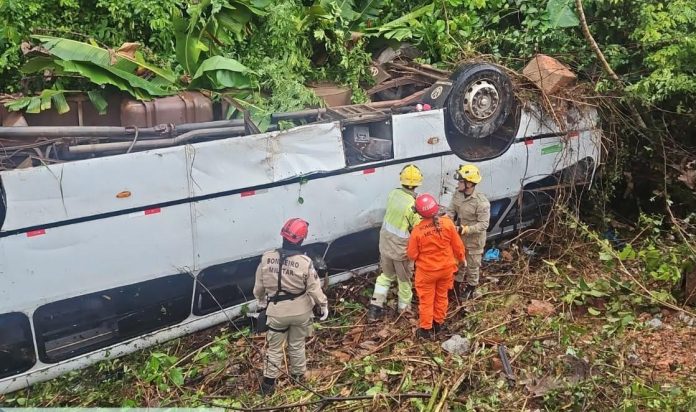 Acidente na BR-174/AM com micro-ônibus deixa 17 feridos, em Presidente Figueiredo Acidente na BR-174/AM com micro-ônibus deixa 17 feridos, em Presidente Figueiredo