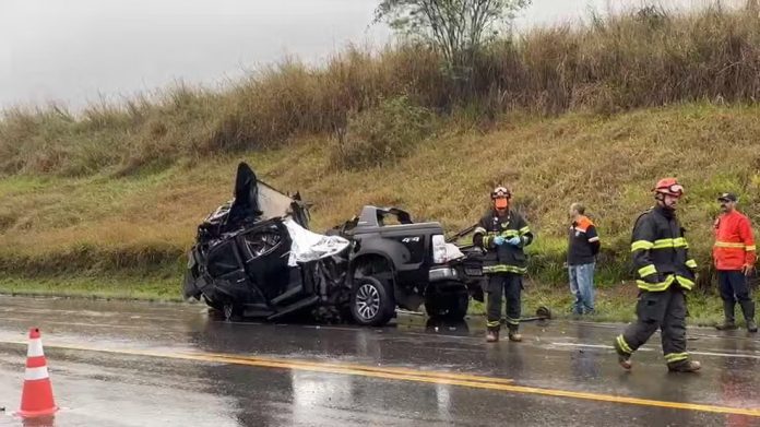 Casal morre em colisão frontal entre camionete e carreta na SP-133, em Limeira