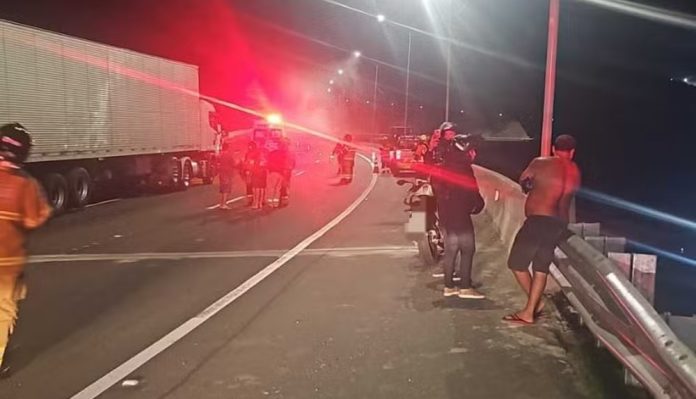 Vazamento de produto perigoso em carreta provoca interdição da BR-116/RJ, em Piraí