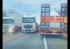 Colisão entre carreta-baú e carro na BR-135/MG deixa 1 morto e 2 feridos, em Bocaiúva Colisão entre carreta-baú e carro na BR-135/MG deixa 1 morto e 2 feridos, em Bocaiúva