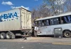 Micro-ônibus choca contra carreta-baú na BR-251/MG e deixa 10 feridos, em Francisco Sá Micro-ônibus choca contra carreta-baú na BR-251/MG e deixa 10 feridos, em Francisco Sá