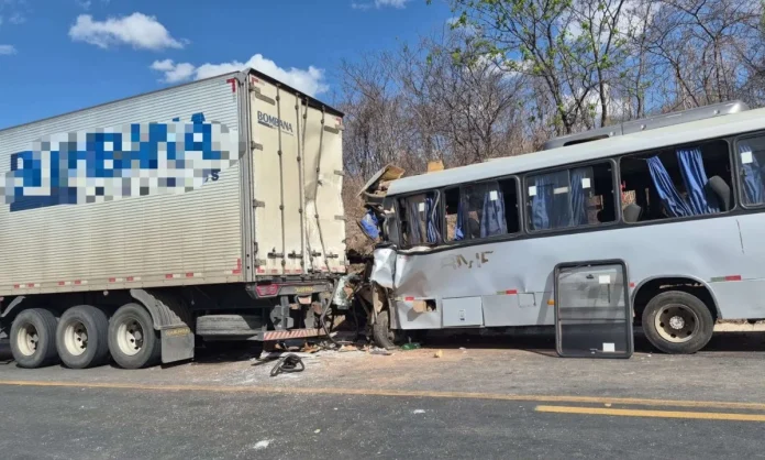 Micro-ônibus choca contra carreta-baú na BR-251/MG e deixa 10 feridos, em Francisco Sá Micro-ônibus choca contra carreta-baú na BR-251/MG e deixa 10 feridos, em Francisco Sá