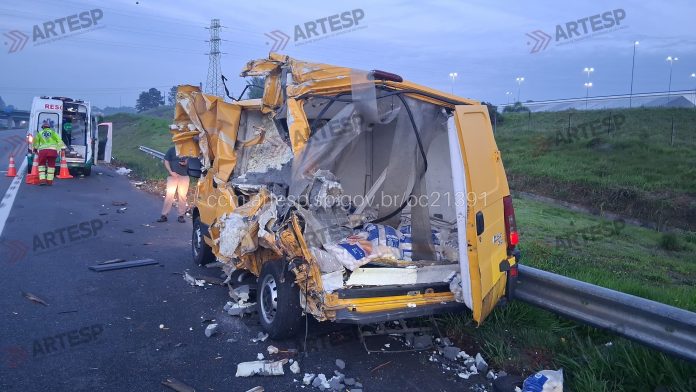 Motorista para em acostamento da Ayrton Senna e morre atropelado por carreta