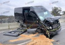 Van roubada e em fuga pela SP-270 causa acidente com 5 veículos e condutor morre baleado, em Cotia