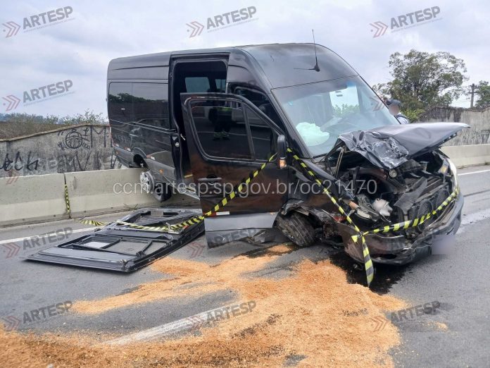 Van roubada e em fuga pela SP-270 causa acidente com 5 veículos e condutor morre baleado, em Cotia