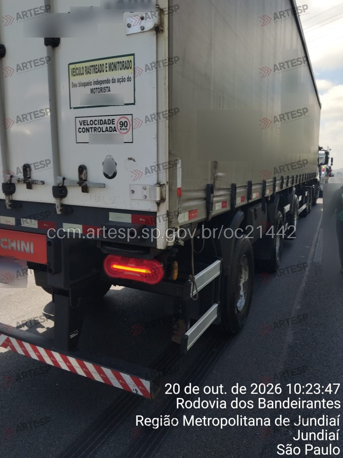 Acidente na Rodovia dos Bandeirantes causa interdição de faixas, em Jundiaí (SP)