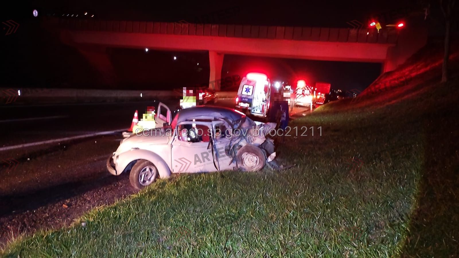 Colisão entre camionete Amarok e Fusca deixa dois mortos na Dom Pedro I, em Perdões