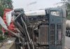 Carreta Volvo fica destruída em tombamento da SP-055, em Santos Carreta Volvo fica destruída em tombamento da SP-055, em Santos