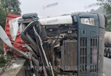 Carreta Volvo fica destruída em tombamento da SP-055, em Santos