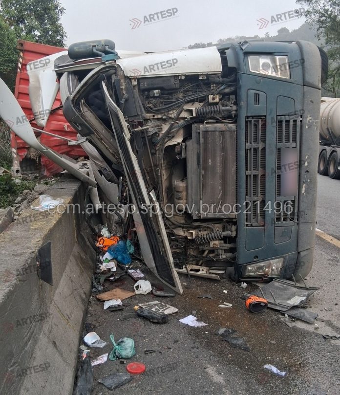 Carreta Volvo fica destruída em tombamento da SP-055, em Santos