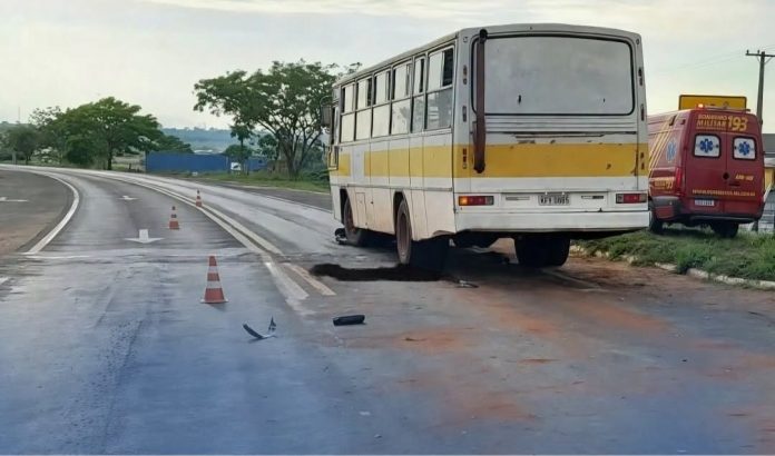Garupa morre em acidente entre moto e ônibus na MS-497, em Paranaíba Garupa morre em acidente entre moto e ônibus na MS-497, em Paranaíba