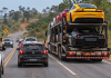 Curiosidade por carros transportados em cegonhas pode aumentar risco de acidente
