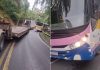 Carreta do Exército invade contramão e bate em ônibus escolar em SP