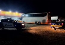 Ônibus clandestino levava 12 passageiros e 10 motos na BR-365/MG Ônibus clandestino levava 12 passageiros e 10 motos na BR-365/MG