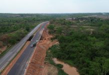 Lançamento de vigas da ponte Ribeirão Espinheiro interdita BR-364/MT, entre Várzea Grande e Acorizal