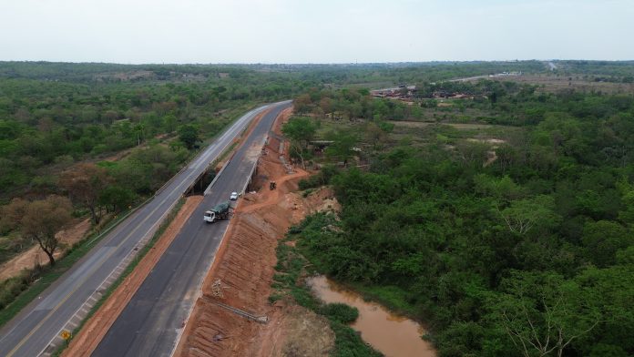 Lançamento de vigas da ponte Ribeirão Espinheiro interdita BR-364/MT, entre Várzea Grande e Acorizal