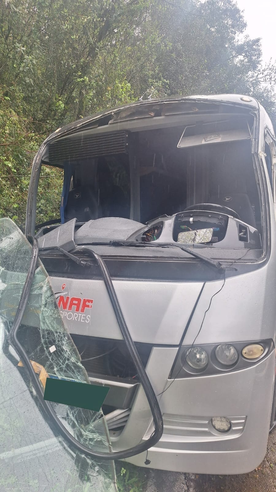 Acidente na SC-390 entre micro-ônibus e carreta irregular deixa crianças feridas, em Capão Alto