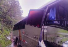 Acidente na SC-390 entre micro-ônibus e carreta irregular deixa crianças feridas, em Capão Alto