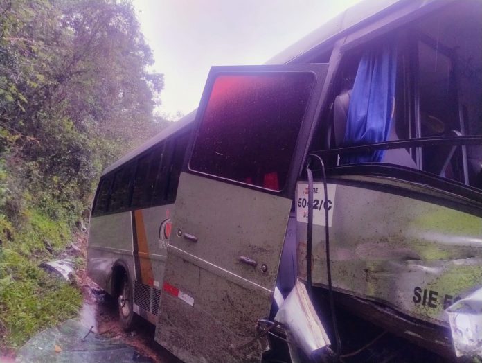 Acidente na SC-390 entre micro-ônibus e carreta irregular deixa crianças feridas, em Capão Alto Acidente na SC-390 entre micro-ônibus e carreta irregular deixa crianças feridas, em Capão Alto