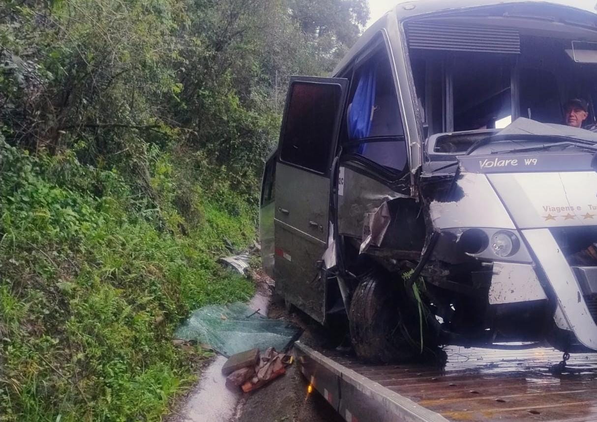 Acidente na SC-390 entre micro-ônibus e carreta irregular deixa crianças feridas, em Capão Alto