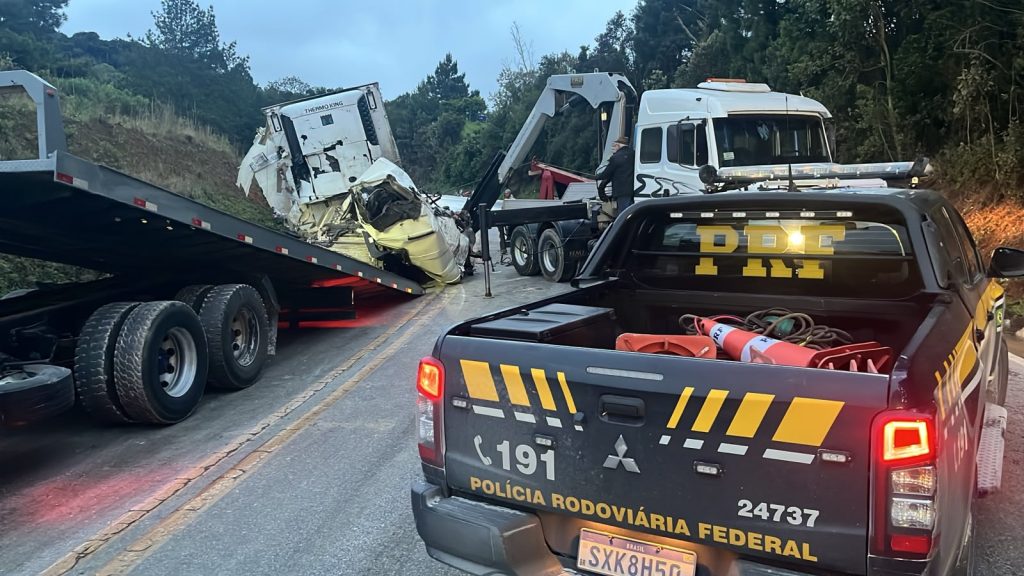Acidente envolvendo três carretas deixa caminhoneiro morto na BR-282/SC, em Rancho Queimado