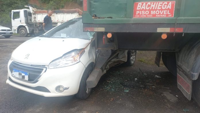 Mulher fica gravemente ferida em choque contra traseira de carreta na SC-108, em Urussanga Mulher fica gravemente ferida em choque contra traseira de carreta na SC-108, em Urussanga