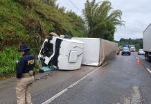 Carreta e ônibus se envolvem em acidente na BR-116/SP e causa interdição, em Itapecerica da Serra Carreta e ônibus se envolvem em acidente na BR-116/SP e causa interdição, em Itapecerica da Serra