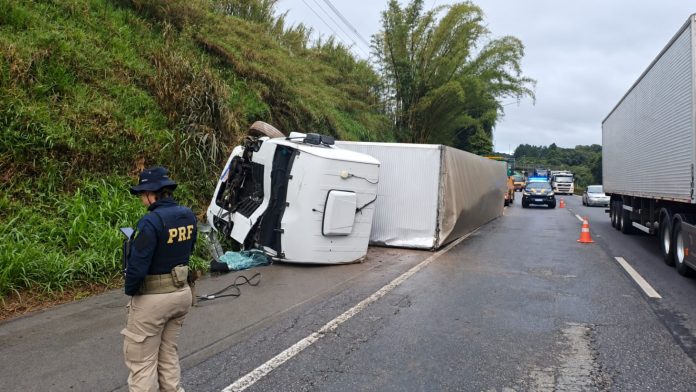 Carreta e ônibus se envolvem em acidente na BR-116/SP e causa interdição, em Itapecerica da Serra