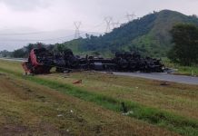 Carreta com produto perigoso tomba na BR-493/RJ e interdita a via, em Seropédica Carreta com produto perigoso tomba na BR-493/RJ e interdita a via, em Seropédica
