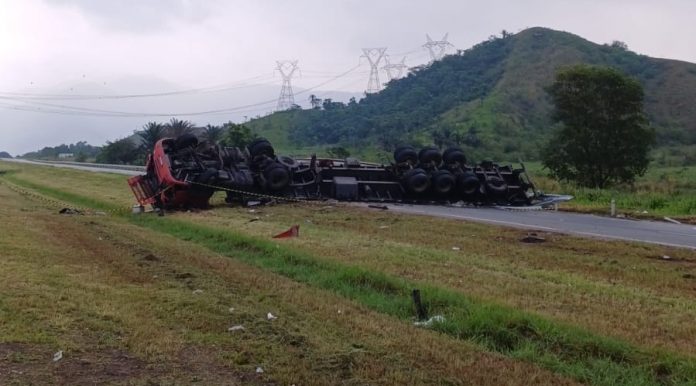 Carreta com produto perigoso tomba na BR-493/RJ e interdita a via, em Seropédica Carreta com produto perigoso tomba na BR-493/RJ e interdita a via, em Seropédica