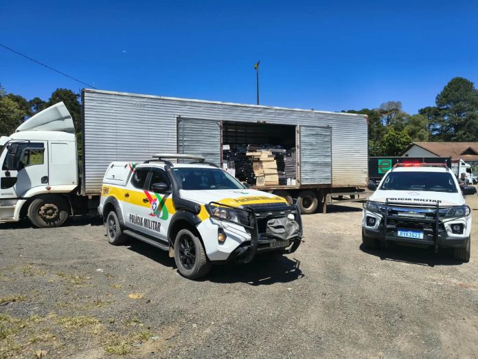 Polícia Rodoviária de SC apreende 9 mil garrafas de vinho e 27 garrafões de azeite na BR-153/SC