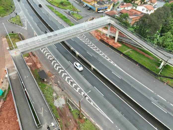 Travessia é restabelecida na Fernão Dias, em Vargem (SP), onde caminhão derrubou passarela Travessia é restabelecida na Fernão Dias, em Vargem (SP), onde caminhão derrubou passarela