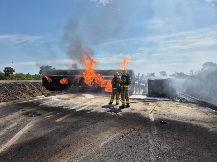 Carreta-tanque pega fogo na BR-020/GO e caminhoneiro fica gravemente ferido