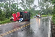 Carreta Scania tomba na SC-446 e interdita meia pista, em Nova Veneza