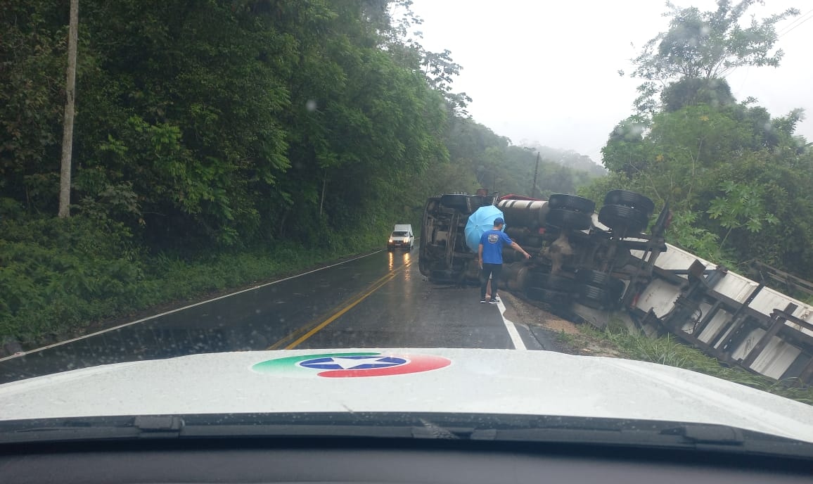 Carreta Scania tomba na SC-446 e interdita meia pista, em Nova Veneza
