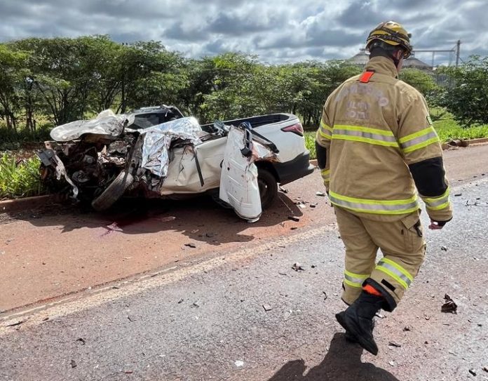 Acidente entre bitrem e picape mata motorista na BR-452/GO, em Rio Verde