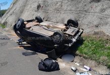 Mulher morre após ser arremessada de carro em capotamento na SP-333, em Echaporã Mulher morre após ser arremessada de carro em capotamento na SP-333, em Echaporã