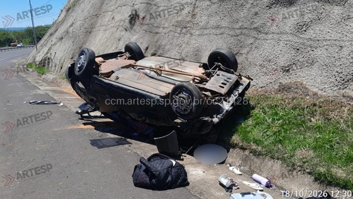 Mulher morre após ser arremessada de carro em capotamento na SP-333, em Echaporã