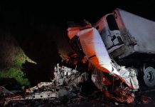 Acidente envolvendo três carretas deixa caminhoneiro morto na BR-282/SC, em Rancho Queimado Acidente envolvendo três carretas deixa caminhoneiro morto na BR-282/SC, em Rancho Queimado