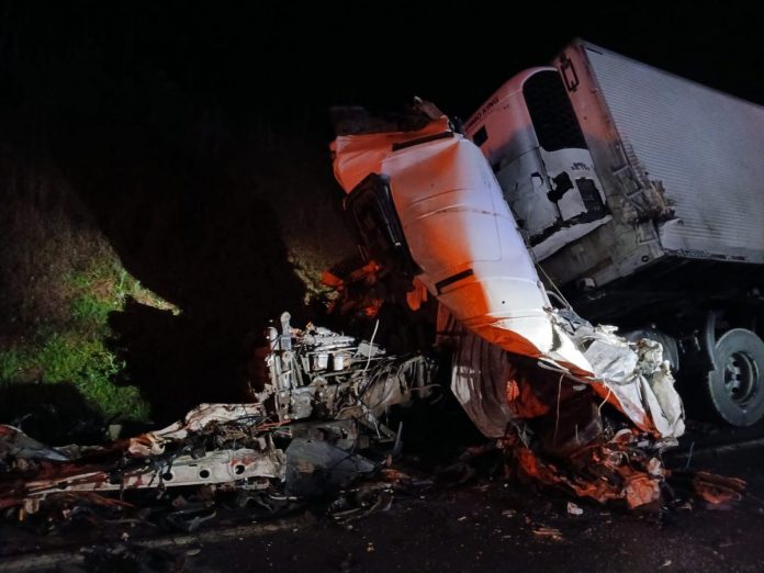 Acidente envolvendo três carretas deixa caminhoneiro morto na BR-282/SC, em Rancho Queimado Acidente envolvendo três carretas deixa caminhoneiro morto na BR-282/SC, em Rancho Queimado