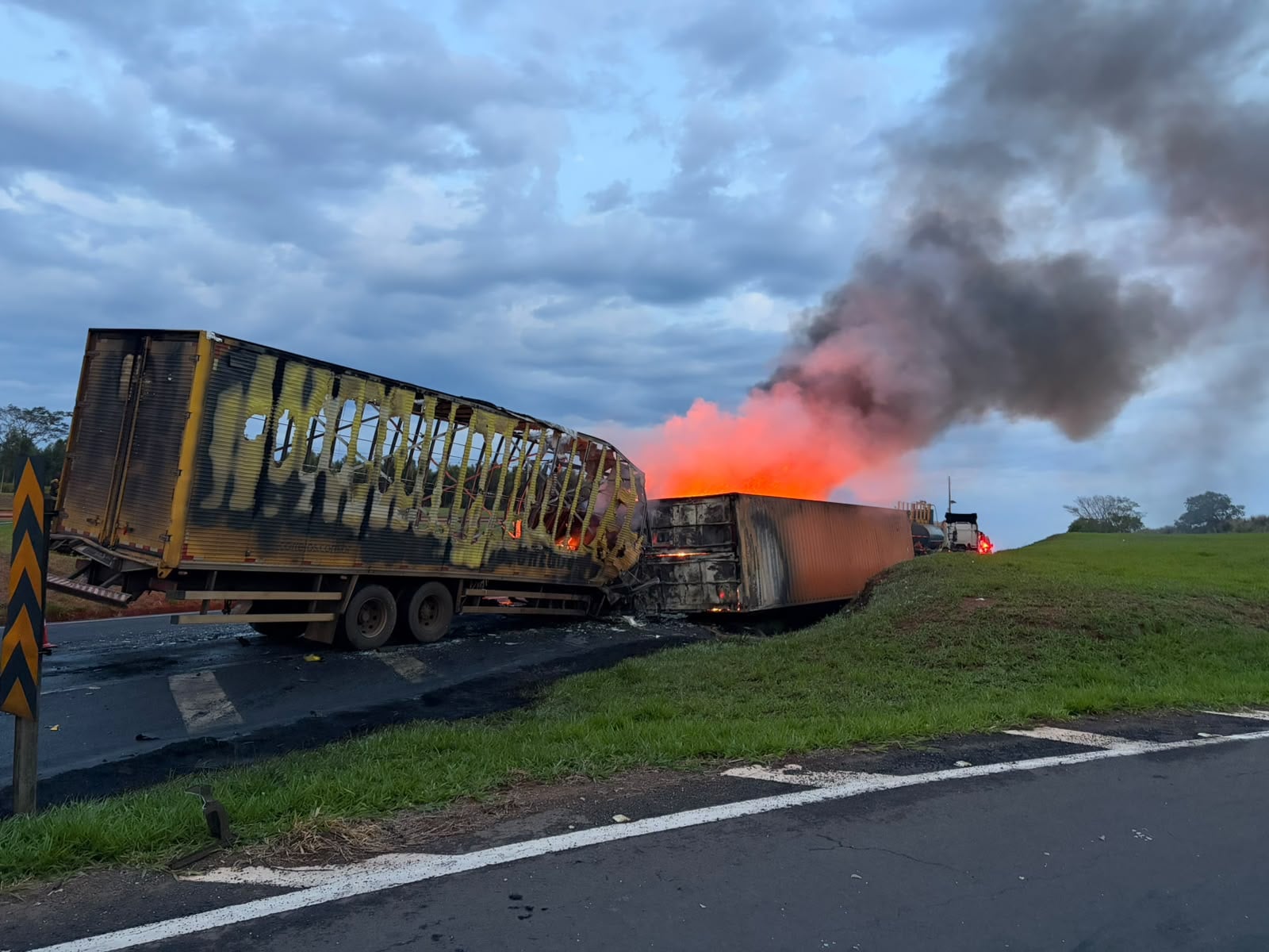 Caminhoneiro dos Correios morre carbonizado em acidente na Marechal Rondon, em Guarantã (SP)