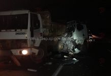 Carreta choca contra caminhões na SP-348, e atropela e mata um dos caminhoneiros, em Limeira