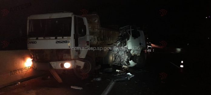 Carreta choca contra caminhões na SP-348, e atropela e mata um dos caminhoneiros, em Limeira