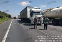 Acidente na Rodovia dos Bandeirantes causa interdição de faixas, em Jundiaí (SP)