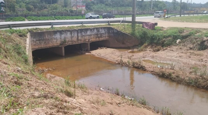 Fernão Dias (BR-381) recebe serviços de limpeza no Córrego Onofre, em Atibaia (SP) Fernão Dias (BR-381) recebe serviços de limpeza no Córrego Onofre, em Atibaia (SP)