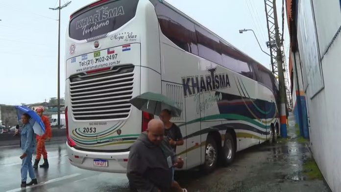 Motorista de ônibus passa mal e morre ao volante na Dutra, provocando acidente com 20 veículos Motorista de ônibus passa mal e morre ao volante na Dutra, provocando acidente com 20 veículos
