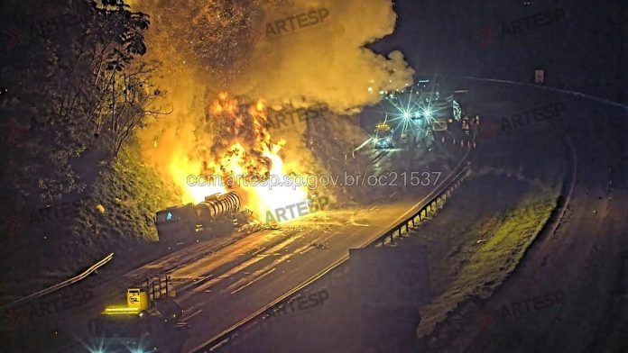 Carreta choca em carreta-tanque no acostamento do Rodoanel e interdita a via, em SP