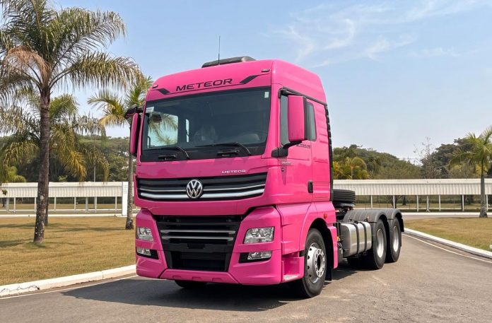Outubro Rosa inspira criação de nova cor para caminhões Volkswagen Meteor