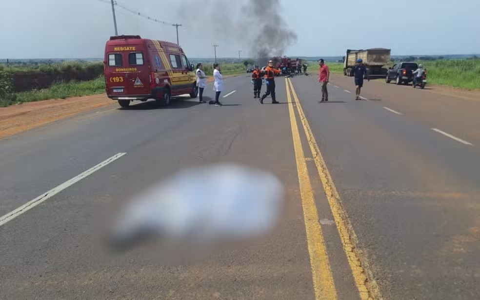 Acidente entre moto e carro na SP-463 deixa três pessoas mortas, em Santo Antônio do Aracanguá