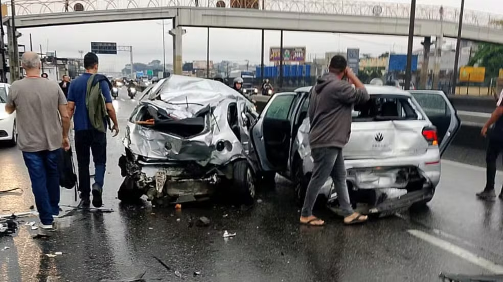 Motorista de ônibus passa mal e morre ao volante na Dutra, provocando acidente com 20 veículos